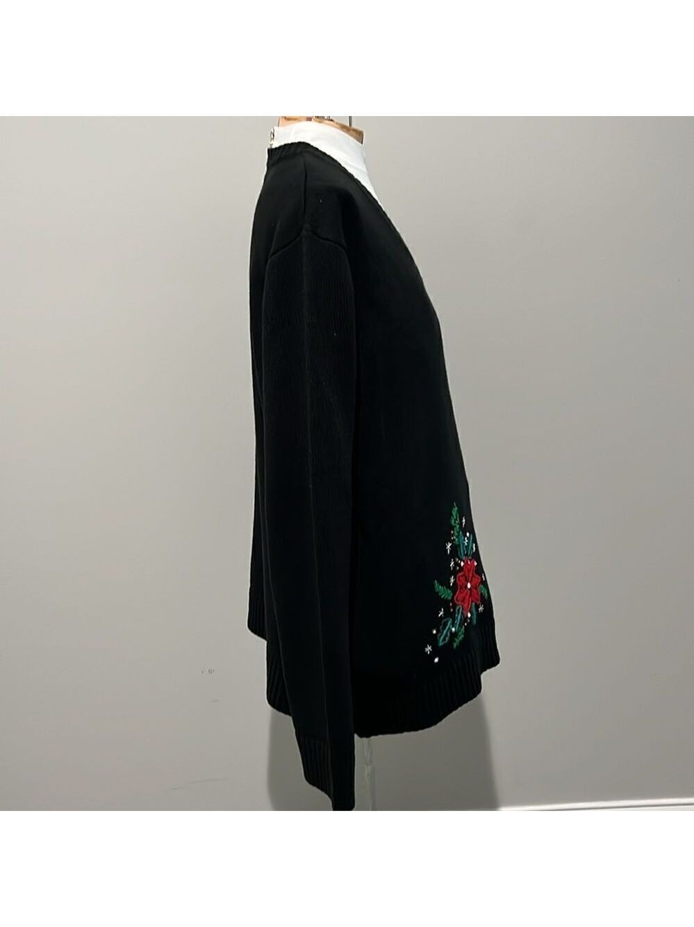 CHRISTMAS sweater with embroidered poinsettias.  Plus size XXL (20) - Picture 4 of 10